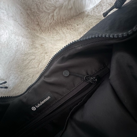 Lululemon Pleated Shoulder Bag in Black | 10L Capacity | EUC | SOLD OUT - Picture 11 of 16